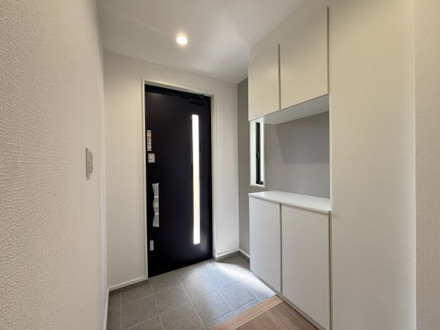 MELDIA天白区梅が丘31001③｜名古屋市の戸建ならホームアップの玄関|収納力あるシューズボックス付き