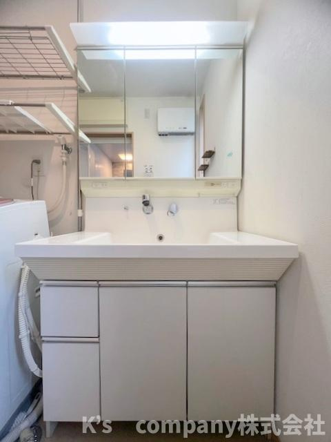 ■高座郡寒川町宮山　中古戸建①の独立洗面台|三面鏡の内側には小物収納が充実しています◇