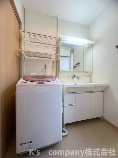 ■高座郡寒川町宮山　中古戸建①の脱衣所|独立洗面台の隣に洗濯機スペース◇