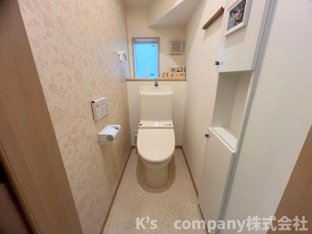 ■高座郡寒川町宮山　中古戸建①のトイレ|温水洗浄便座付きトイレ◇ペーパー類の収納付きで、窓側にはインテリア小物やグリーンを飾ることもできます☆