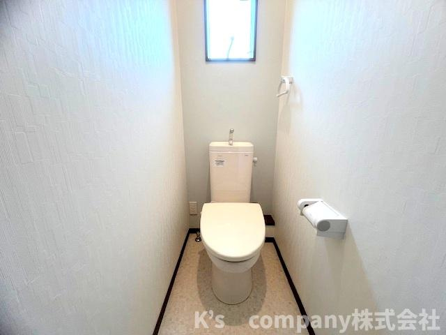 ■高座郡寒川町宮山　中古戸建①のトイレ|白を基調とした清潔感のあるトイレ◇換気がしやすい窓付きです◇
