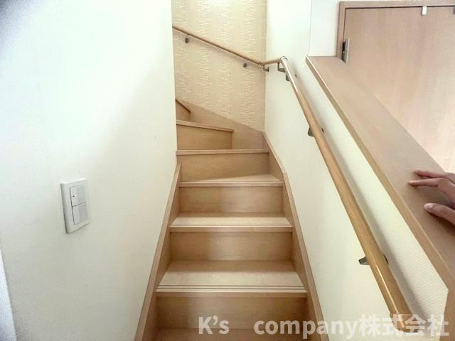 ■高座郡寒川町宮山　中古戸建①の内装|手すり付きの階段☆小さなお子様やご年配の方まで安心してご利用いただけます◇