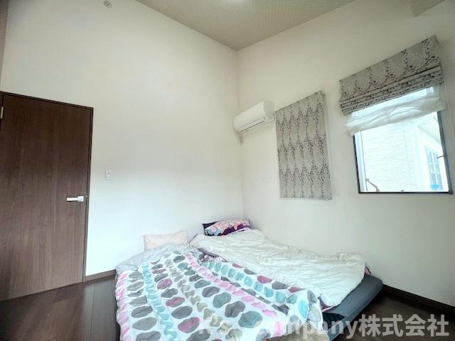 ■高座郡寒川町宮山　中古戸建①の寝室|洋室7帖◇主寝室は勾配天井で開放感のあり広がりを感じられるお部屋です♪