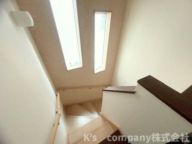 ■高座郡寒川町宮山　中古戸建①の内装|2階の階段ホール周辺スペース◇