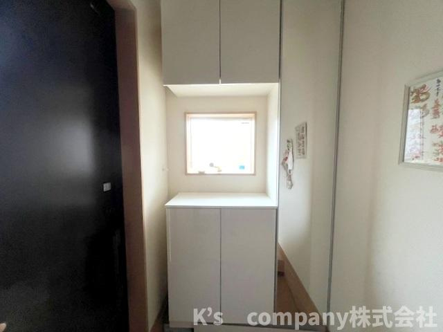 ■高座郡寒川町宮山　中古戸建①の玄関|お出かけ前の身だしなみチェックができる姿見付きのシューズインクローゼット♪