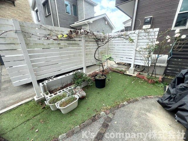 ■高座郡寒川町宮山　中古戸建①の庭|ウッドデッキの正面にはお庭があり、人工芝が敷かれているため草むしりやお手入れが簡単です。お子様の遊び場としても使いやすく、管理のしやすいお庭です◇