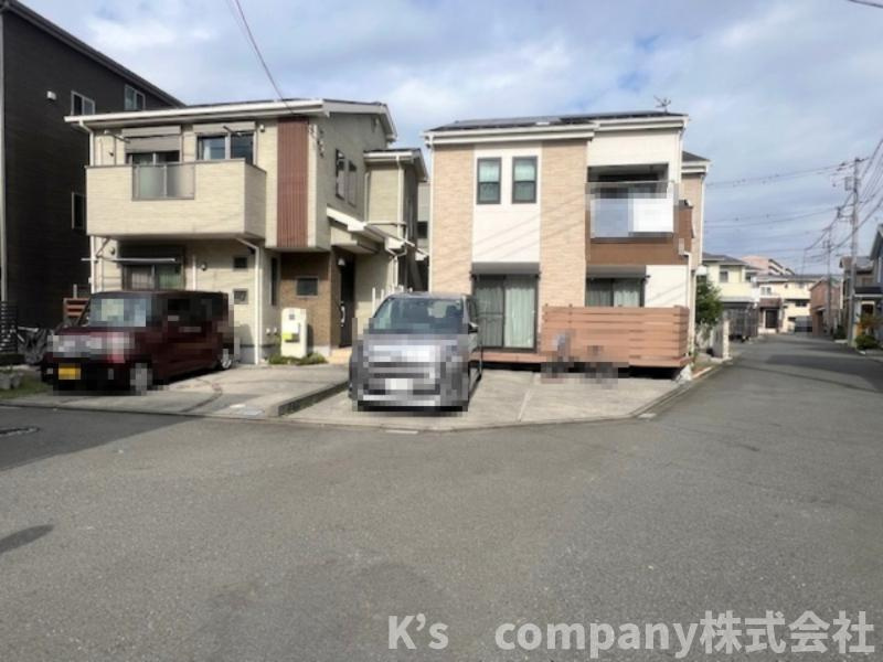 ■高座郡寒川町宮山　中古戸建①の前面道路含む現地写真|住民以外の通行が少ない開発道路に面しているため、お子様が外で遊ぶ際にも安心です◇落ち着いた道路環境で、子育て世代にもお勧めです♪