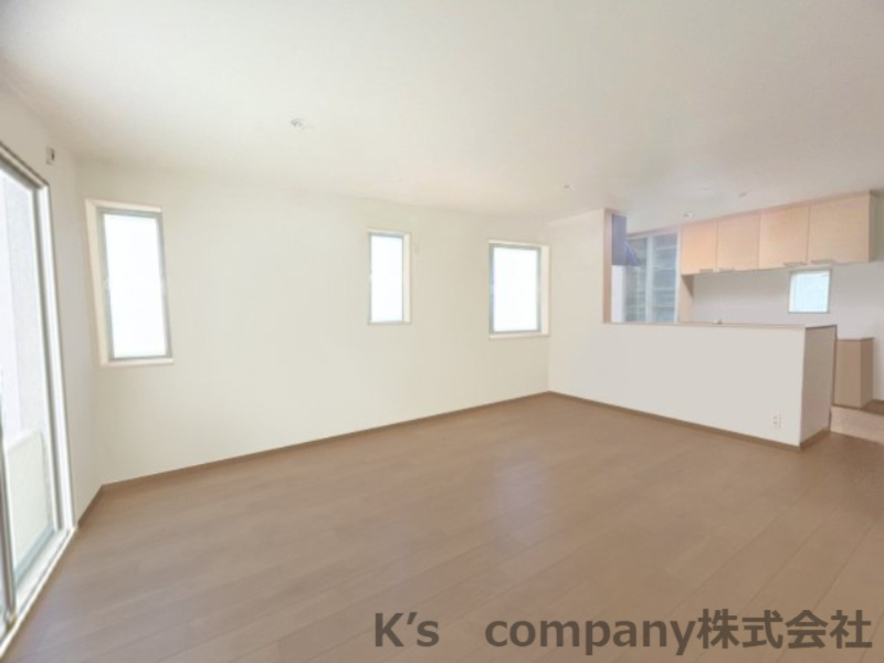 ■高座郡寒川町宮山　中古戸建①の居間・リビング|リビングゆったり17.8帖◇正面にはウッドデッキがあります♪
※こちらの写真はCG加工で家具等を消しています。