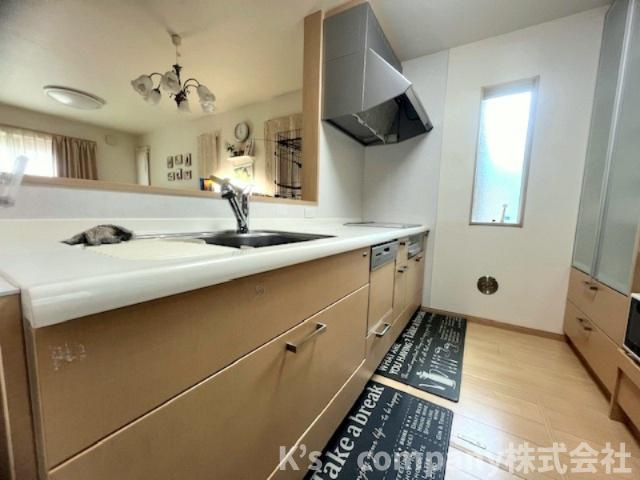 ■高座郡寒川町宮山　中古戸建①のキッチン|リビングにいるご家族を感じながらお料理ができるカウンターキッチン☆