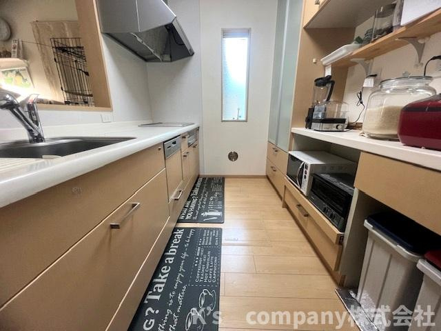 ■高座郡寒川町宮山　中古戸建①のキッチン|システムキッチンと同じ吊戸棚収納とカップボード付きで、キッチンをスッキリと片付けられます♪