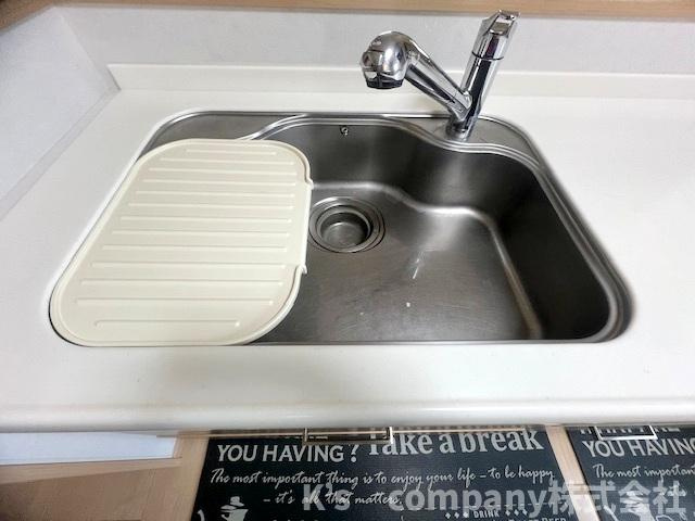 ■高座郡寒川町宮山　中古戸建①のキッチン|耐久性にすぐれたステンレス素材のシンク◇お手入れがしやすくいつも清潔に保てる素材です♪
