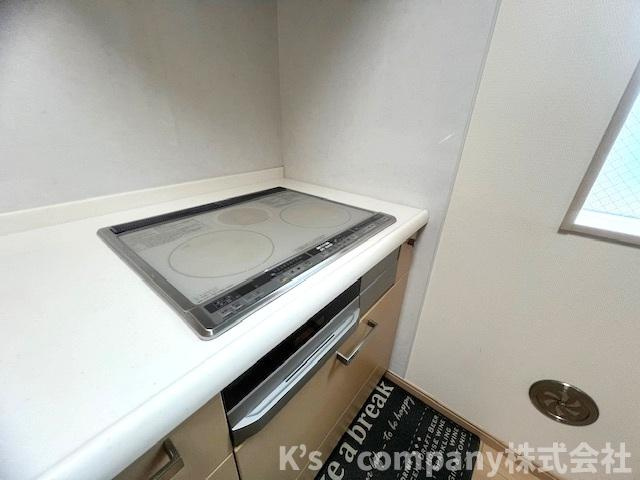 ■高座郡寒川町宮山　中古戸建①のキッチン|お手入れのしやすいIHクッキングヒーター♪小さなお子様のいるご家庭には安心の設備です◇