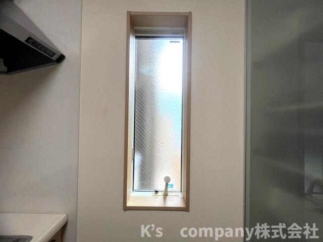 ■高座郡寒川町宮山　中古戸建①のキッチン|キッチンには手元を自然光で明るくしてくれる窓があります◇
