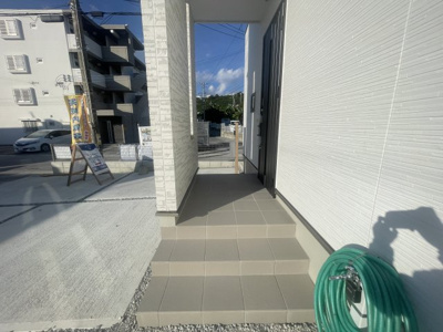 【エントランス】 | うるま市豊原2期（全3棟）1号棟 | 1号棟　オシャレなエントランス♪