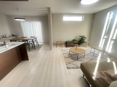 【居間・リビング】 | うるま市豊原2期（全3棟）1号棟 | 1号棟　LDK21.75帖♪カウンター付き♪