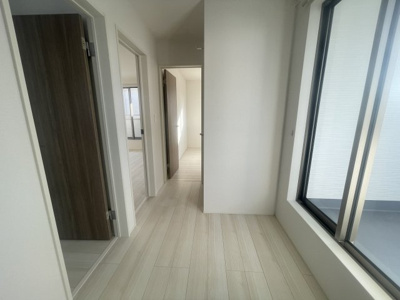 【内装】 | うるま市豊原2期（全3棟）1号棟 | 1号棟　2階ホールから直接バルコニー出入り可♪