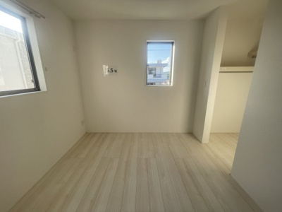 【洋室】 | うるま市豊原2期（全3棟）1号棟 | 1号棟　洋室5.5帖＋WIC付き♪（WIC×3ヶ所）