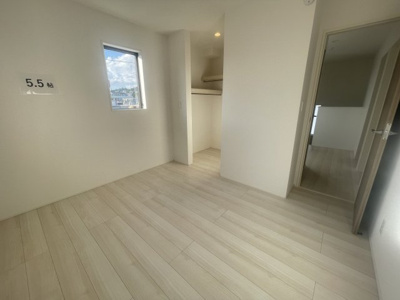 【洋室】 | うるま市豊原2期（全3棟）1号棟 | 1号棟　洋室5.5帖＋WIC付き♪（WIC×3ヶ所）