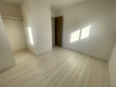 【洋室】 | うるま市豊原2期（全3棟）1号棟 | 1号棟　洋室5.5帖＋WIC付き♪（WIC×3ヶ所）