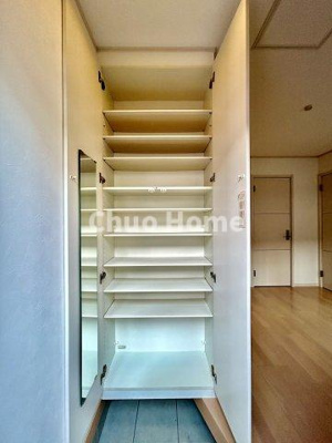 【玄関】 | 江戸川区東小岩5丁目中古住宅 | 【玄関】玄関には大型のシューズクローゼットを設置しておりますのでいつでもスッキリりとした空間を保てます。玄関周りを清潔に使うのはとても大事なことですよね。