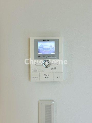 【セキュリティ】 | 江戸川区東小岩5丁目中古住宅 | 【モニターホン】誰が来たかすぐにわかるカラーモニター付きインターホン。通話ボタンを押すまでは室内の音は漏れていませんので相手を確かめてから応対できます。