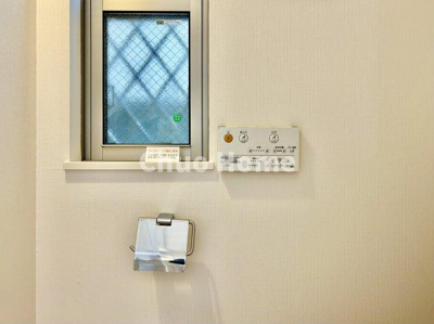 【内装】 | 江戸川区東小岩5丁目中古住宅 | 【ウォシュレット】清潔に使いたいお手洗いには最適な設備です。もちろんウォームレットも標準装備です。