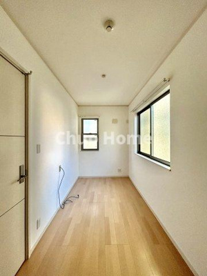 【寝室】 | 江戸川区東小岩5丁目中古住宅 | 【寝室】心と体をゆったりと安らげる主寝室。寝室のゆとりが大きい分だけ、暮らしの安らぎは深まります。一日の疲れを癒すだけでなく、ご夫婦の親密な語らいを紡ぎ出します