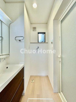 【ランドリースペース】 | 江戸川区東小岩5丁目中古住宅 | 【ランドリースペース】担当者がスケールを持ち歩いておりますので、ご見学時には現在お使いの洗濯機などがきちんと収まるかなどもチェックして下さい。見学前に測っておくと非常に便利だと思います。