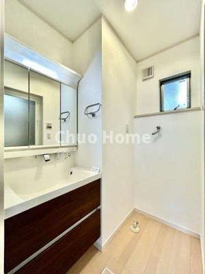 【脱衣所】 | 江戸川区東小岩5丁目中古住宅 | 【洗面所】明るい洗面所は朝をすっきりさせてくれる空間です。バタバタしている忙しい朝でも収納が多い洗面台では短い時間で効率良く支度ができます。