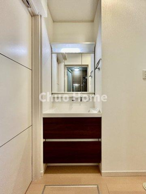 【独立洗面台】 | 江戸川区東小岩5丁目中古住宅 | 【洗面化粧台】洗面化粧台には三面鏡を採用。身だしなみを整えやすい事はもちろんですが、鏡の後ろに収納スペースを設ける事により、散らかりやすい洗面スペースをすっきりさせる事が出来るのも嬉しいですね