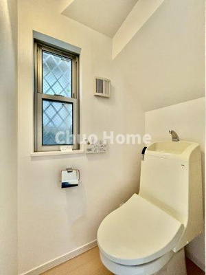 【トイレ】 | 江戸川区東小岩5丁目中古住宅 | 【トイレ】 収納スペースをしっかりと確保した温水洗浄便座機能付きトイレ。温水洗浄便座は清潔にお使いいただくための大切なアイテムです。