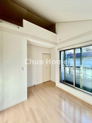 【洋室】 | 江戸川区東小岩5丁目中古住宅 | 【洋室】快適に過ごす条件は、一人ひとり違います。だからこそ飾り過ぎないシンプルな内装と偏り過ぎないデザインで統一しております。居住していく中でオーナー様だけの【マイホーム】に創り上げて下さい