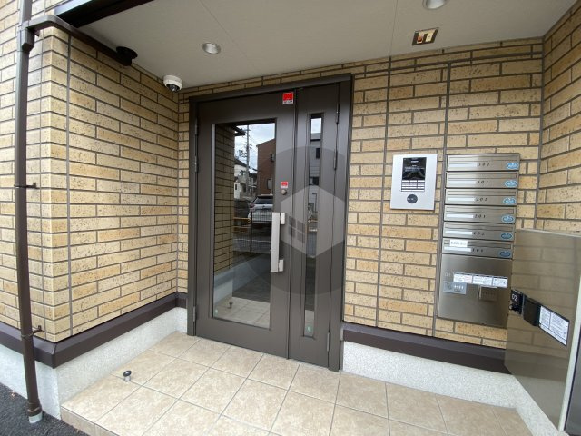 東大阪市御厨南３丁目のハイツのエントランス