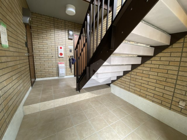 東大阪市御厨南３丁目のハイツのロビー