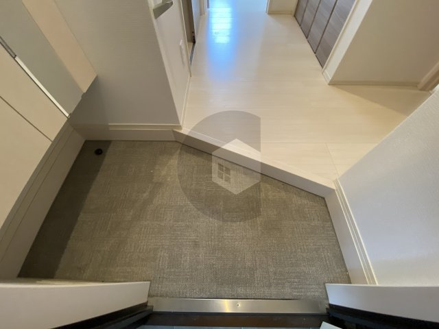 東大阪市御厨南３丁目のハイツの玄関