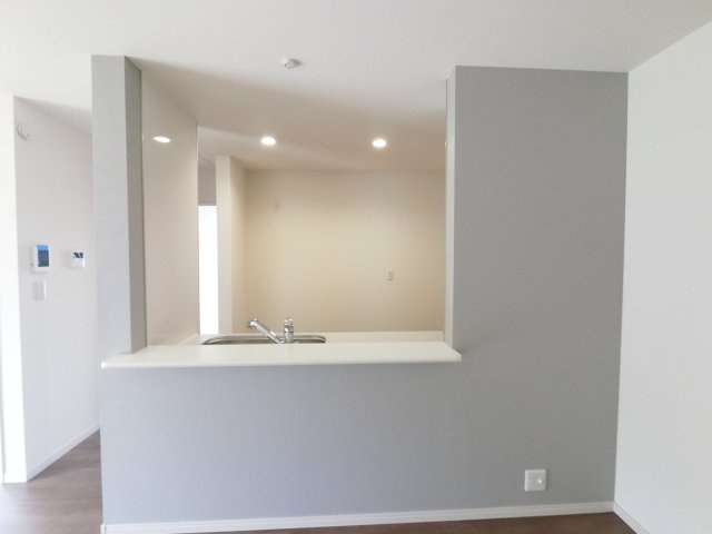 多久市北多久町1号棟の内観：施工例|リビングのお子さんに目配りできる対面式カウンターキッチンを採用。