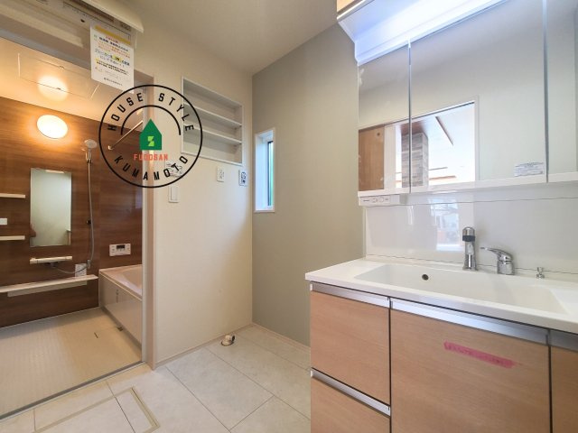 合志市須屋第16-7棟(1号棟)の内観：施工例|ゆとりの洗面スペースで朝の身支度もスムーズに。暮らしを快適に変えるシャワー付洗面台です！