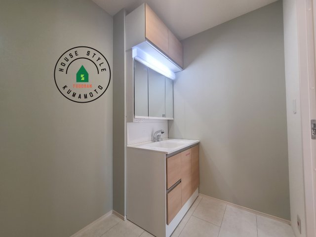 合志市須屋第16-7棟(1号棟)の内観：施工例|毎日使うものだから清潔な空間を保ちたい水回り。洗面にはそんな願いを解消させてくれる収納アイデアが満載です。三面鏡の裏側にはキャビネットが現れ小物から背の高い物まで収納できます。