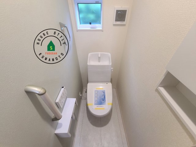 合志市須屋第16-7棟(1号棟)の内観：施工例|温水洗浄便座を完備しております。2ヶ所にトイレがあるのは朝の慌ただしい時間も安心です。