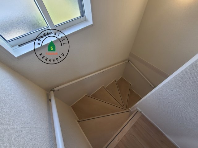 合志市須屋第16-7棟(1号棟)の内観：施工例|＜手すり付階段＞手すりがないと階段の昇り降りで危険なことはもちろん、壁に手をつきながら歩くことで壁紙が汚れやすくなります。すべての方に快適に昇り降りしていただくため、手すりを設置しました。