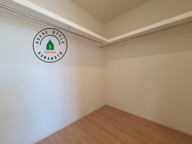 合志市須屋第16-7棟(1号棟)の内観：施工例|洋服や大きな荷物が多い方や人数の多いご家族などは、一般的なクローゼットよりもウォークインクローゼットのほうが使い勝手が良いです。