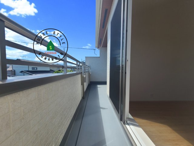 合志市須屋第16-7棟(1号棟)の内観：施工例|風をしっかりと感じられるバルコニーでは、毎日が洗濯日和です。広々としているので洗濯も楽しくなるでしょうし、気分転換にバルコニーからの眺めを楽しむのもいいでしょう。