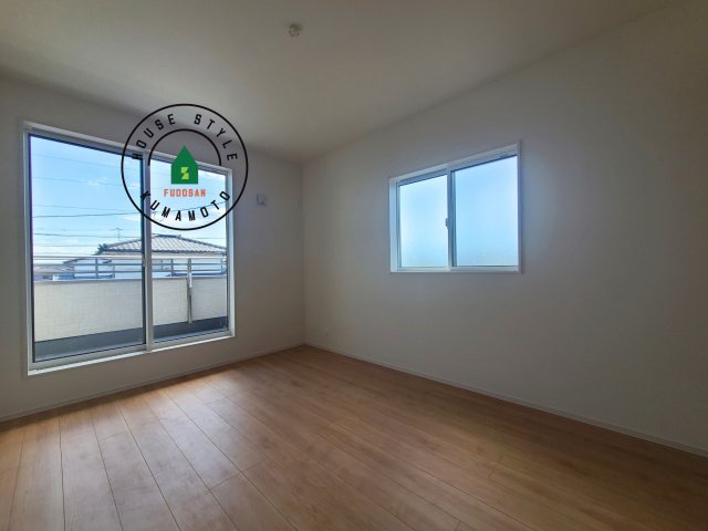 合志市須屋第16-7棟(1号棟)の内観：施工例|採光良好な洋室は全居室、複層ガラスの遮熱効果と断熱効果で、一年中快適に過ごせます。