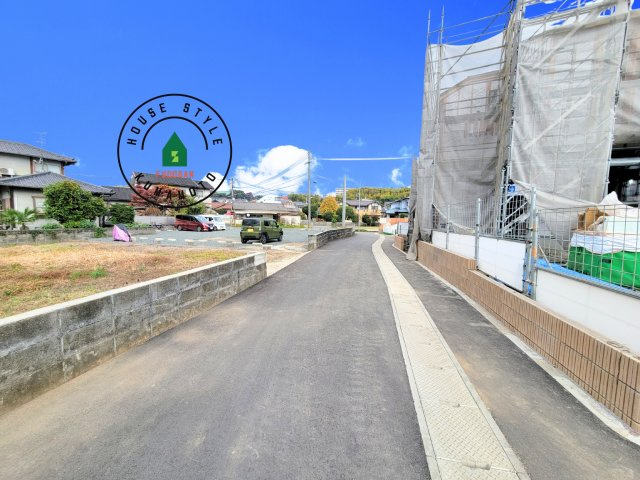 合志市須屋第16-7棟(1号棟)の前面道路含む現地写真|前面道路は閑静な住宅地をはしる車通りの少ない道路。お車の出し入れが苦手なママや小さなお子様にも安心ですね。しっかり舗装もされているので、ベビーカーや自転車で通っても快適に通行できます。