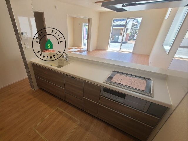 合志市須屋第16-7棟(1号棟)の内観：施工例|ご家族を近くに感じられる対面キッチンのLDK。会話もはずみそうですね。