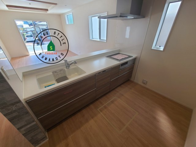 合志市須屋第16-7棟(1号棟)の内観：施工例|ダイニングテーブルへの配膳がラクラク、お料理はかどるカウンター付きシステムキッチン！