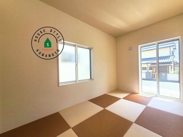 合志市須屋第16-7棟(1号棟)の内観：施工例|和室を上手に活用すると暮らし方の幅が広がります。例えば普段は開け放して、子供の小さいうちはお昼寝や遊びのスペースに。畳はソフトなので転んでもケガをしにくく安心です