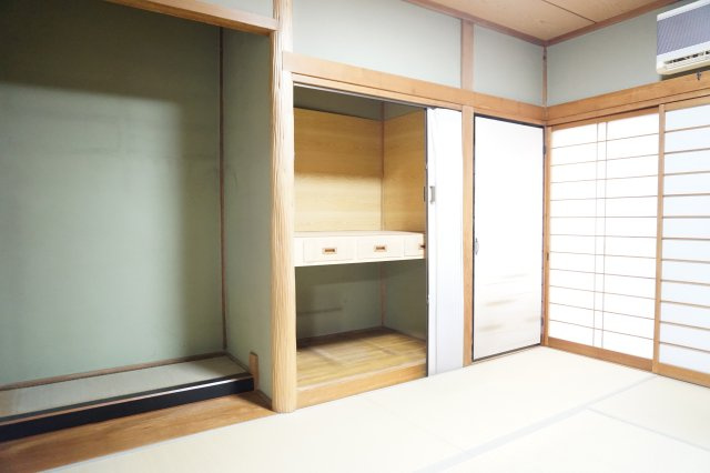中古戸建　大東市泉町２丁目（昭和60年築）の和室|1階和室・収納豊富で部屋を広く使えます。