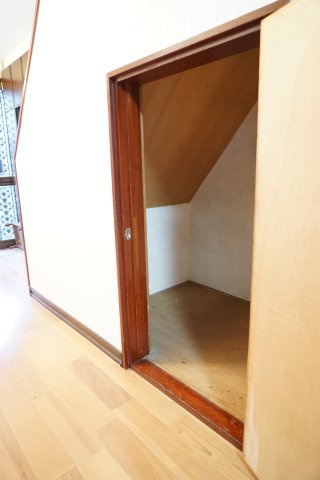 中古戸建　大東市泉町２丁目（昭和60年築）の収納|便利な階段下収納