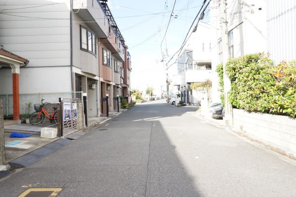 中古戸建　大東市泉町２丁目（昭和60年築）の前面道路含む現地写真